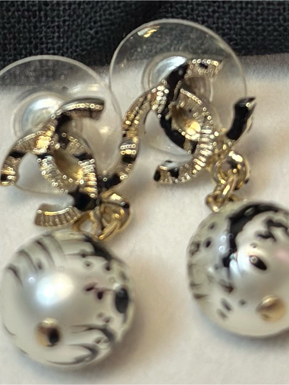 Title-Chanel 2014 Paint Splatter CC Pearl Drop Earrings Pristine